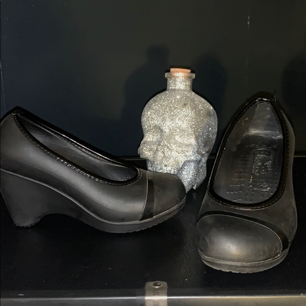 Super cute black crocs wedges